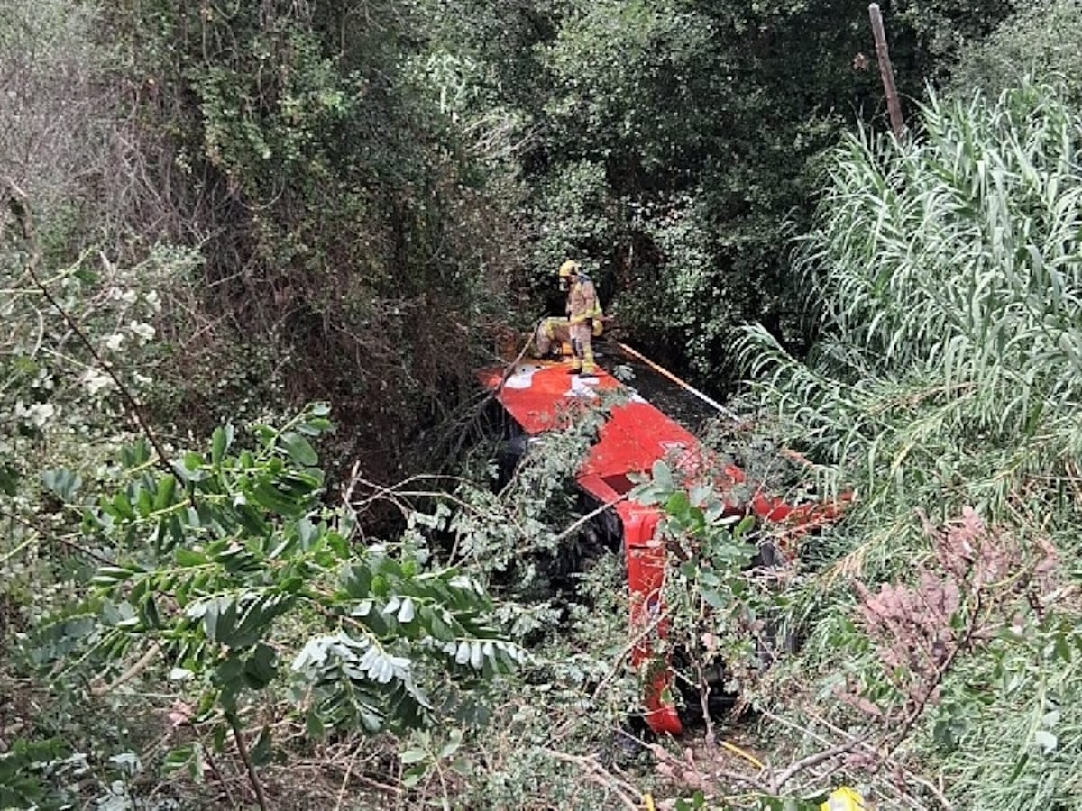 Dos heridos graves al volcar un autocar con unos 60 pasajeros en la C-32 de Barcelona
