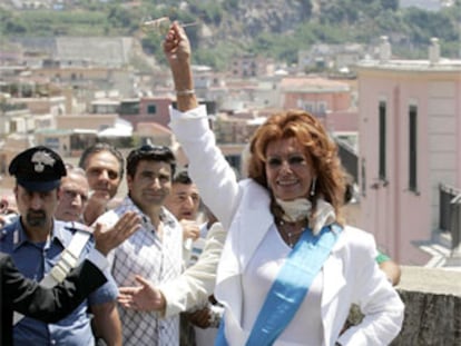 Sofía, ya con la banda, saluda con las gafas en la mano a sus paisanos.