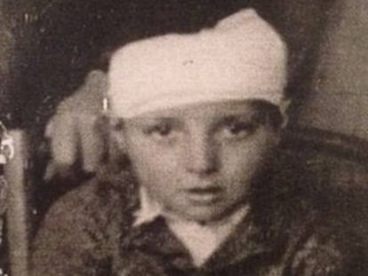 El pequeño Vicente con un vendaje en la cabeza en 1939.