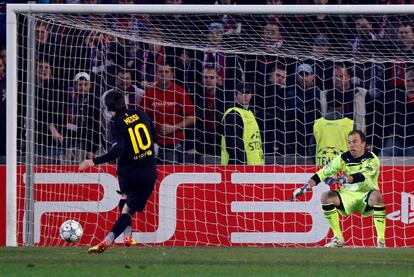 Messi ha hecho de penalti el primer gol del partido de penalti, el número 200 que consigue en el Barcelona.