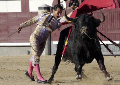 Iván Fandiño, en el primero de su lote, con el que obtuvo una vuelta al ruedo.