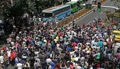 Decenas de iraníes protestan este lunes en Teherán.