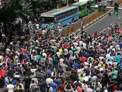 Decenas de iraníes protestan este lunes en Teherán.