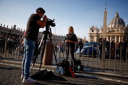 Medios de comunicación frente a la basílica de San Pedro, este sábado.