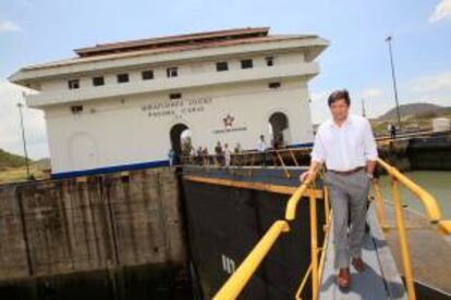El Presidente de Asturias, Javier Fernández, recorre la esclusa de Miraflores en el Canal de Panamá.