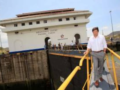 El Presidente de Asturias, Javier Fernández, recorre la esclusa de Miraflores en el Canal de Panamá.