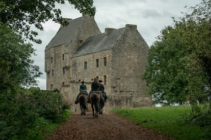 Los protagonistas de 'Outlander', en Lallybroch, su hogar en Escocia, en una imagen de la séptima temporada.