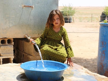 Maram se abastece de agua en uno de los asentamientos informales al norte de Siria, donde la escasez de agua, alimentos, saneamiento y otros servicios es una realidad.