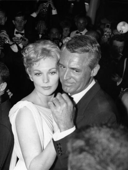 El 13 de mayo de 1959, la actriz americana Kim Novak baila con Cary Grant tras la presentación de la película estadounidense 'Middle of the Night', en el festival de Cannes.