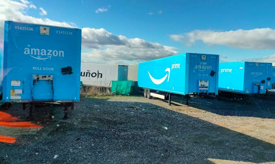 Remolques con contenedores de Amazon en uno de los aparcamientos piratas en terrenos agrícolas de San Fernando de Henares.