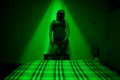 Gianina, una de las trabajadoras sexuales de la whiskeria Pasiones. Cuando se acerca la hora del trabajo, se bajan las luces y las mujeres se maquillan. Toman Martini blanco con pajita, bailan mirándose en los espejos. Un guardia observa la escena. Todo está listo para empezar la noche. No hay letrero y el lugar no se encuentra en internet.