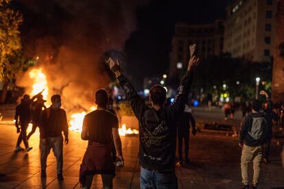 Un grupo de manifestantes durante las protestas contra el toque de queda el viernes por la noche en Barcelona.