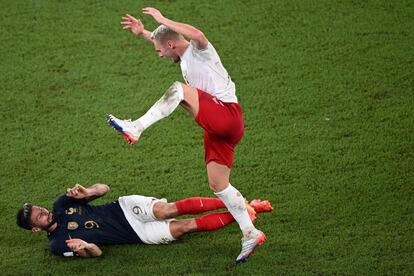 Olivier Giroud, tendido en el suelo frente al defensor danés  Victor Nelsson.