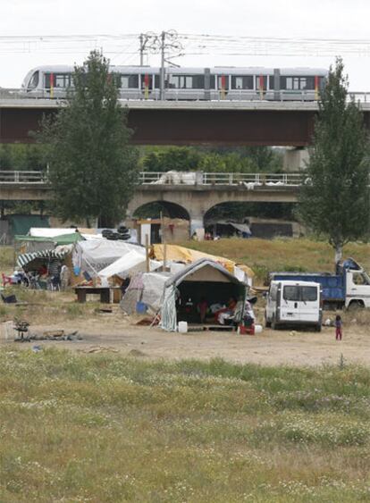 Más de cuarenta familias se han trasladado a un descampado de chabolas en Sevilla.