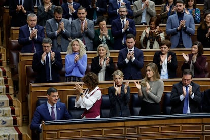 El presidente del Gobierno, Pedro Sánchez, recibe los aplausos de su grupo, en noviembre pasado en el Congreso.