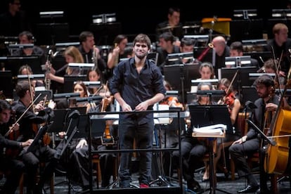 Lucas Vidal (centro) dirige a la Barbieri Symphony Orchestra en un ensayo en el Teatro Real.