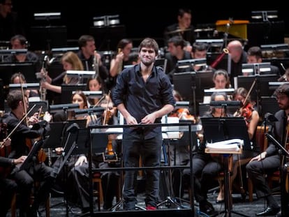 Lucas Vidal (centro) dirige a la Barbieri Symphony Orchestra en un ensayo en el Teatro Real.
