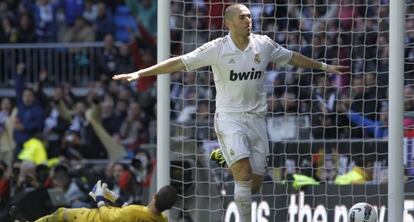 Benzema celebra un gol en el partido contra el Sevilla.