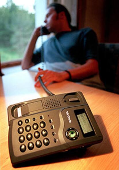 Un hombre conversa por teléfono.