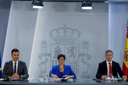 (De izq a dech) El ministro de Industria, Comercio y Turismo, Héctor Gómez; la ministra Portavoz y de Política Territorial, Isabel Rodríguez y el ministro de Sanidad, José Miñones, al finalizar una rueda de prensa posterior al Consejo de Ministros, en el Palacio de La Moncloa.