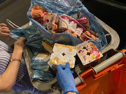 Yogures desechados por un supermercado de Madrid en un contenedor, con fecha de vencimiento el día de la foto: 15 de julio.