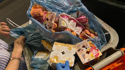 Yogures desechados por un supermercado de Madrid en un contenedor, con fecha de vencimiento el día de la foto: 15 de julio.