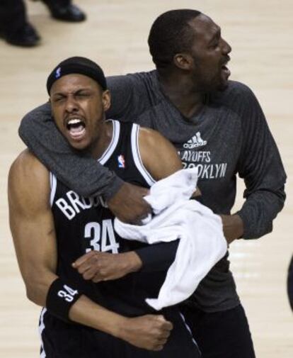 Blatche abraza a Pierce tras la jugada decisiva.