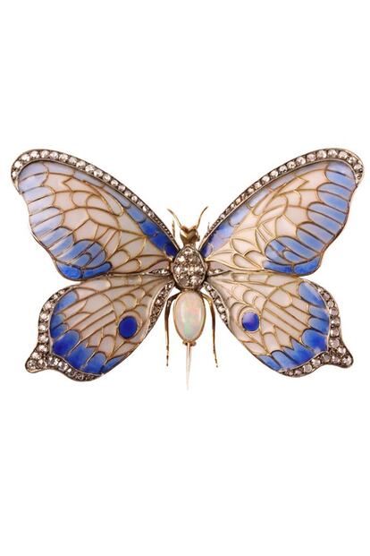 Para la ex Primera Ministra los broches eran la joya perfecta para completar un look de traje de chaqueta. Este con forma de mariposa es de Barcena. Precio: c.p.v.