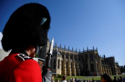 Um membro da Guarda Real, em frente ao castelo de Windsor.