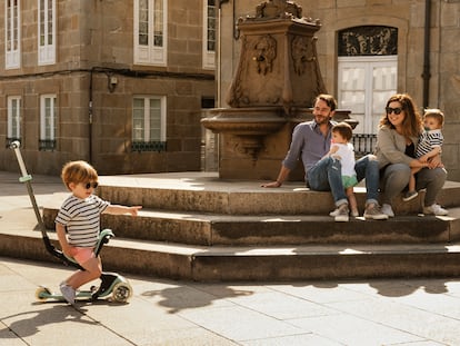 Paula Domínguez y Manuel García con sus tres hijos en el centro de Pontevedra.