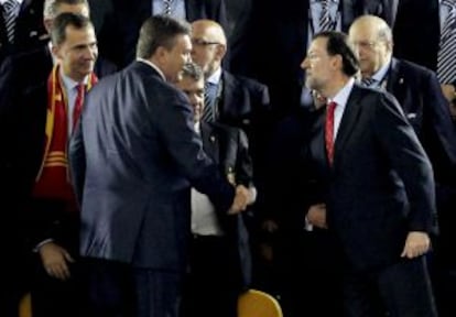 El presidente de Ucrania, Víktor Yanukóvich (izquierda), saluda a Rajoy durante la final de la Eurocopa.