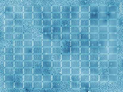 La posici&oacute;n de los &aacute;tomos de cloro (cuadrados azules) se corresponde con los 0 y 1 de un sistema binario digital.