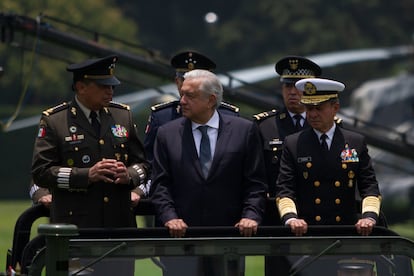López Obrador, junto a la Comandancia del Ejército Mexicano en las instalaciones de Campo Marte.