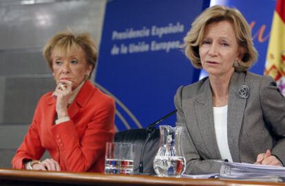 María Teresa Fernández de la Vega y Elena Salgado, durante la rueda de prensa tras el Consejo de Ministros.