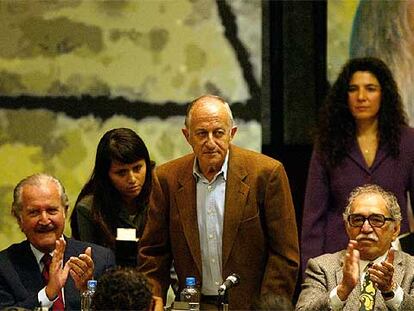 Juan Goytisolo (en el centro) con Carlos Fuentes y Gabriel García Márquez.