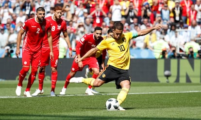 El jugador belga Eden Hazard marca el primer gol del equipo.