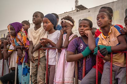 La gente acoge el espectáculo con entusiasmo y entre los más pequeños abundan las caras de sorpresa. “Empezamos nuestro periplo en África porque este continente está pagando el precio más alto del colapso climático. En cierto modo, esta es una historia sobre el Sur Global. La crisis climática tiene un impacto devastador en África, aquí está el origen de todo el desastre que nos acecha”, afirma Nizar Zuabi.