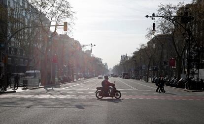 2020/03/13 Barcelona durante la pandemia del covid-19. Aspecto que presentaba el Passeig de Gràcia a las 10 de la mañana. Coronavirus