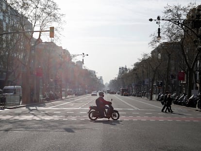 2020/03/13 Barcelona durante la pandemia del covid-19. Aspecto que presentaba el Passeig de Gràcia a las 10 de la mañana. Coronavirus