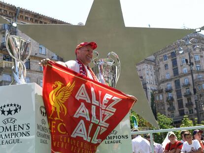Un aficionado del Liverpool en Kiev con la bandera que lleva el título de la canción.