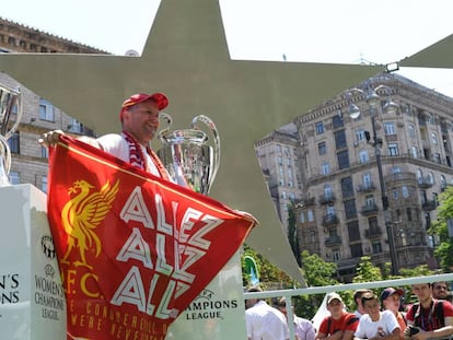 Un aficionado del Liverpool en Kiev con la bandera que lleva el título de la canción.