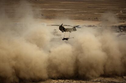 Un helicóptero estadounidense traslada un obús a unos cien kilómetros al sudeste de Kabul (Afganistán), 31 de julio de 2009.