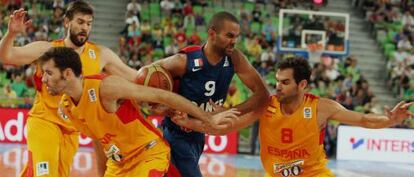 Parker rodesdo de Marc, Rudy y Calderón, en el Eurobasket de 2013.