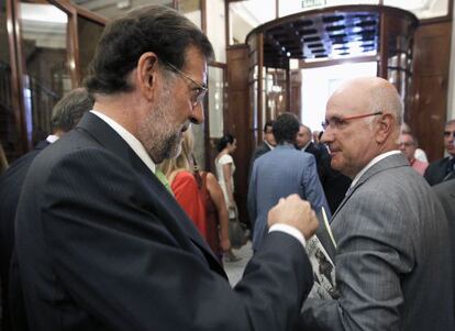 El líder de la oposición, Mariano Rajoy, conversa con el portavoz de CiU en el Congreso, Josep Antoni Duran i Lleida