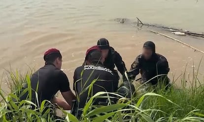 Varios agentes de los GEO de la Policía Nacional sacan del río Túria, en Manises, el cadáver de un joven de 20 años.