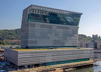 Un proyecto por el que el español <a href="https://estudioherreros.com/es/" rel="nofollow" target="_blank">Juan Herreros</a> se impuso a otros candidatos del peso de Tadao Ando o Zaha Hadid. Ya en 2008, el barrio oslense de Bjørvika vio impulsado su proceso de regeneración al inaugurarse la Ópera diseñada por el estudio noruego <a href="https://snohetta.com/" rel="nofollow" target="_blank">Snøhetta</a>, y el próximo hito arquitectónico lo plantará este nuevo <strong>Museo Munch</strong>. Destaca por su considerable altura (13 pisos, nada menos) y por su depuración formal, con un tramo superior inclinado. "Alojará una colección muy definida, pero sobre todo será un gran <em>hub</em> (lugar) social", <a href="https://elpais.com/elpais/2018/12/14/icon_design/1544791462_024334.html" target="_blank">definía Herreros para ICON Design</a>. Algo más tarde, seguramente ya en 2021, en la misma ciudad se inaugurará el nuevo Museo Nacional.