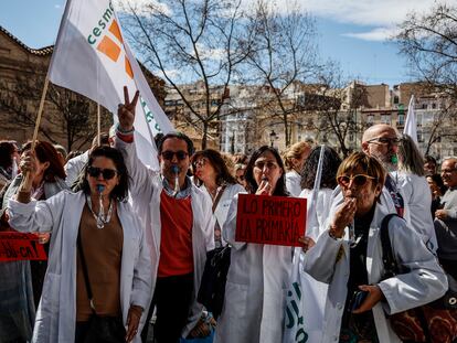 Médicos de Atención Primaria y Especializada sujetan pancartas durante una protesta tras la falta de acuerdo con la consejería de Sanidad, a 6 de marzo de 2023, en Valencia.