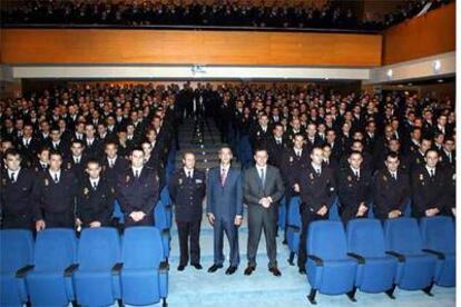 Constantino Méndez (en el centro), junto al alcalde, Alberto Ruiz-Gallardón (derecha), y el comisario Miguel Ángel Fernández Rancaño (izquierda), en la presentación de los nuevos policias.