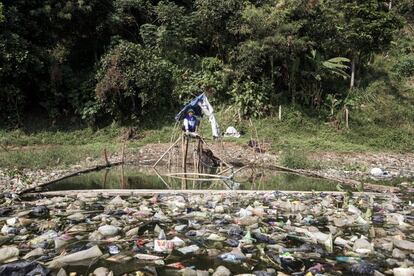 Una pequeña trampa utilizada junto a una plataforma de bambú a la orilla del río. La basura que flota en las aguas del Citarum, además de ser contaminante, dificulta la tarea. Como los pescadores no tienen alternativas para subsistir, construyen vallas flotantes y pescan entre los desechos.