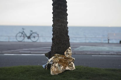 El Paseo de los Ingleses en Niza, tras el atentado terrorista, frente al hotel Negresco, el 15 de julio de 2016.